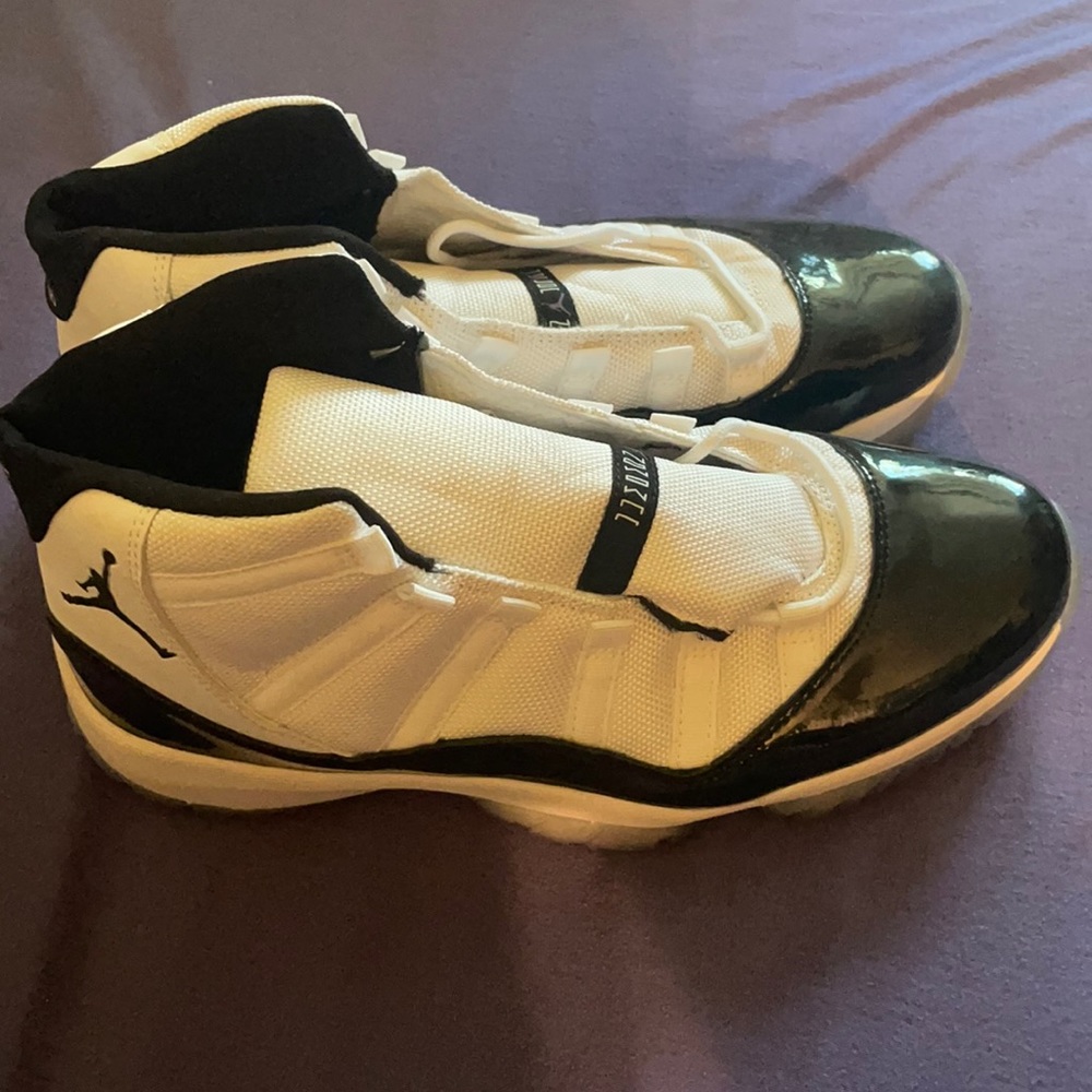 Jordan 11s retro concord  size 9